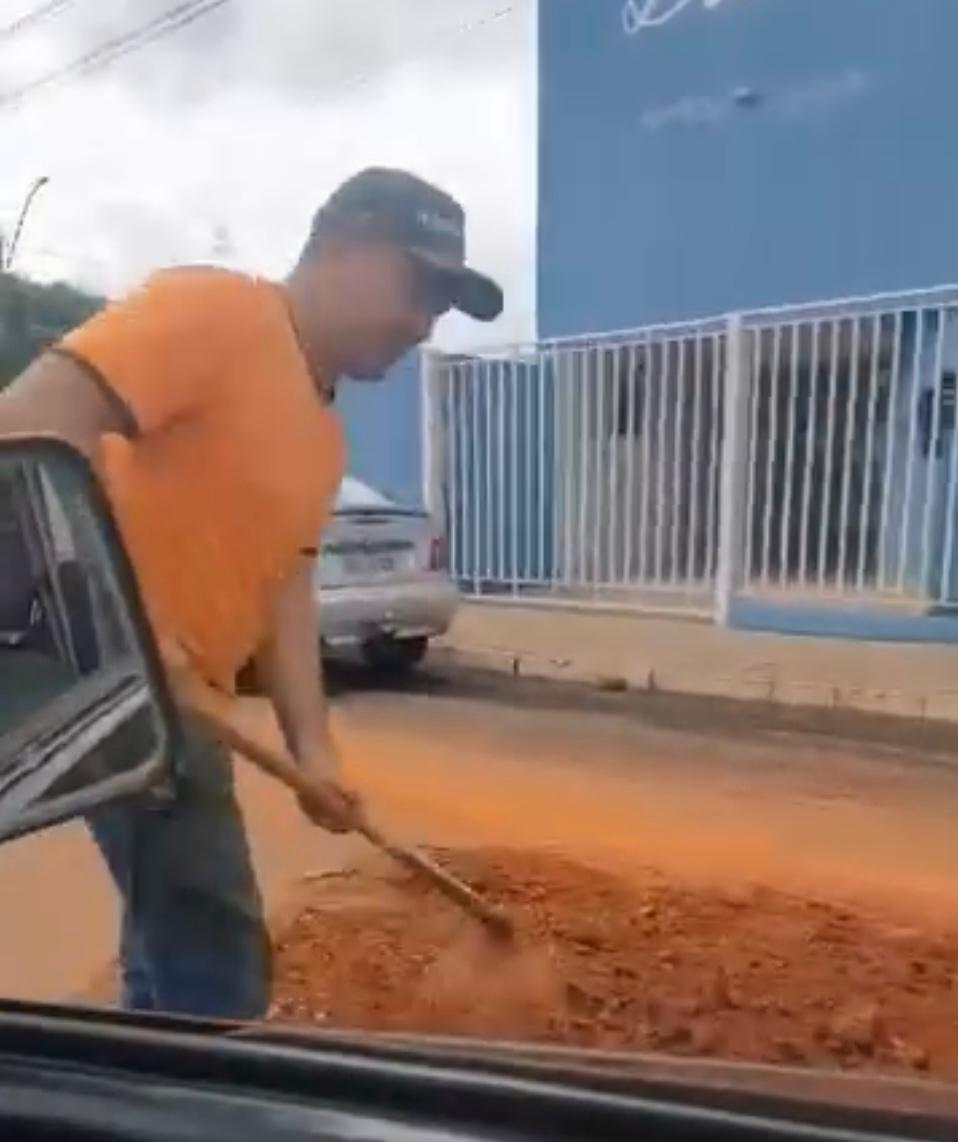 Em Ouvidor, Vereador Vinicinho Assume Papel de Operário e Esquece sua Verdadeira Função