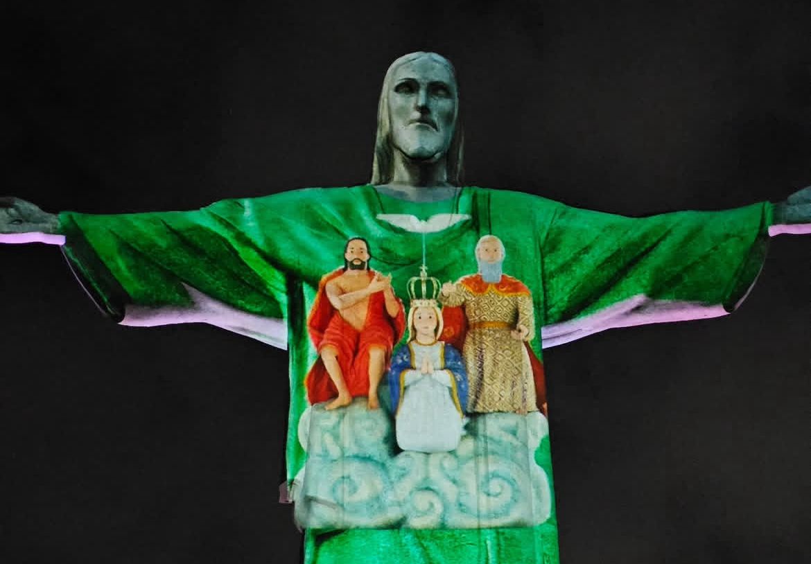 Imagem do Divino Pai Eterno é projetada no Cristo Redentor em ação que marca a divulgação da Romaria de Trindade