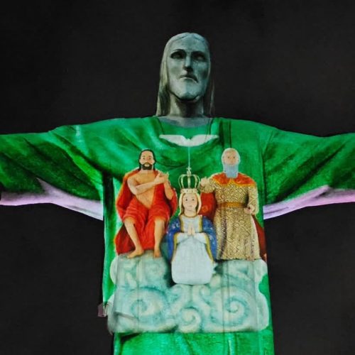 Imagem do Divino Pai Eterno é projetada no Cristo Redentor em ação que marca a divulgação da Romaria de Trindade