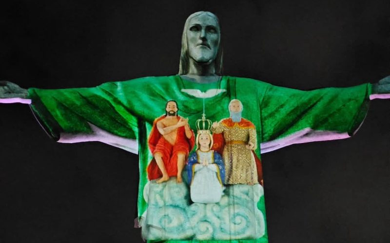 Imagem do Divino Pai Eterno é projetada no Cristo Redentor em ação que marca a divulgação da Romaria de Trindade